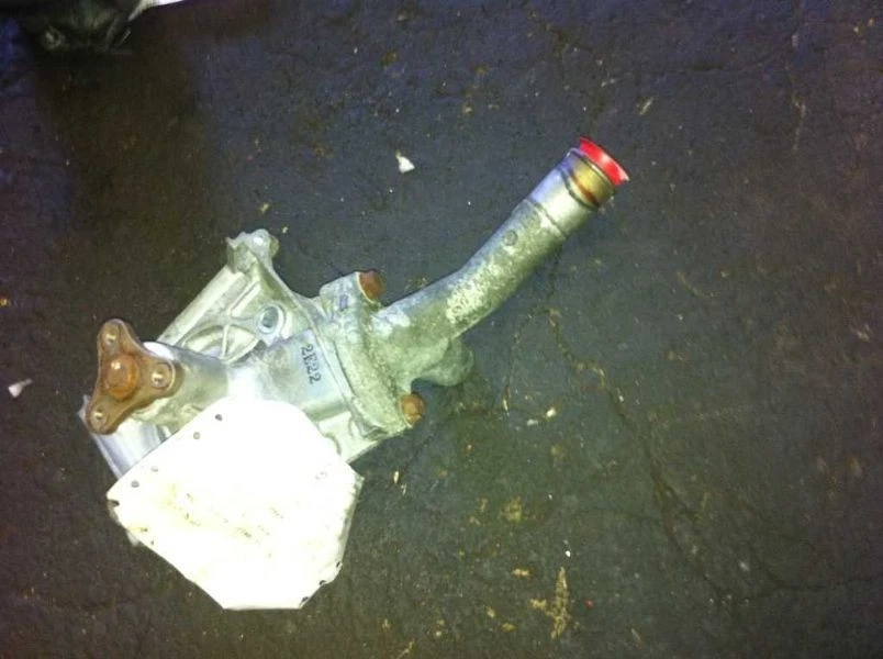 92 93 Mazda MX-3 bomba de refrigerante 4 cilindros 1,6 litros Foto 2 de 2