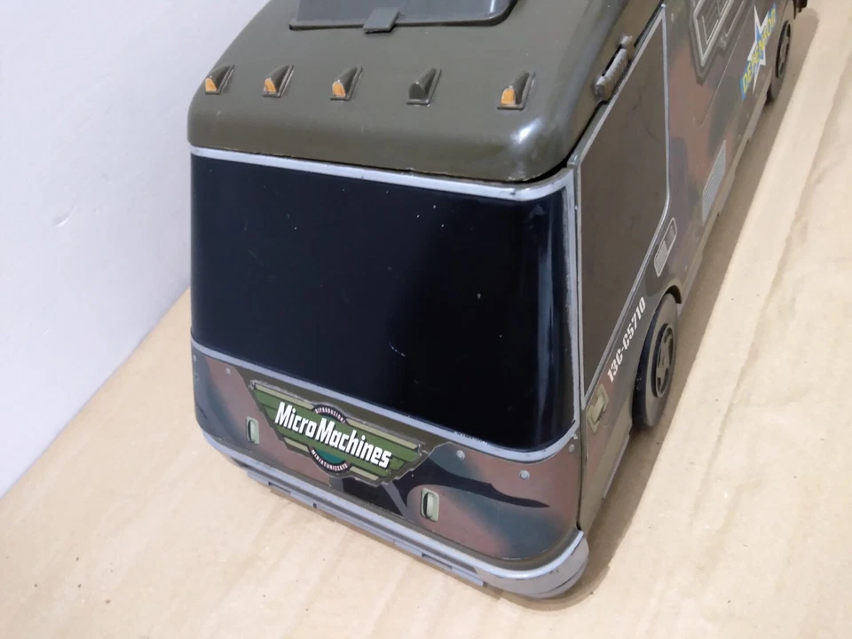 Camper militare Micromachines playset DEFENSOR con dotazione in foto - Immagine 2 di 4