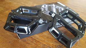dmr v8 flat pedals