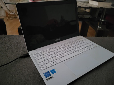 ASUS EeeBook E200H 11,6 Zoll Intel Celeron 2GB 32GB eMMC Win10 HDMI Weiß