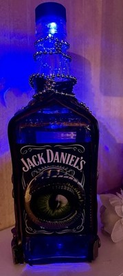 Jack Daniel s Upcycled Steampunk Goth Flasche mit Drachenauge und Lichtern 70 cm