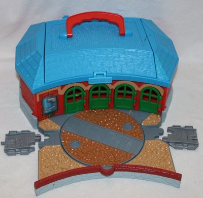 Thomas und seine Freunde Lokschuppen mit Drehscheibe, Transportbox u Adapter