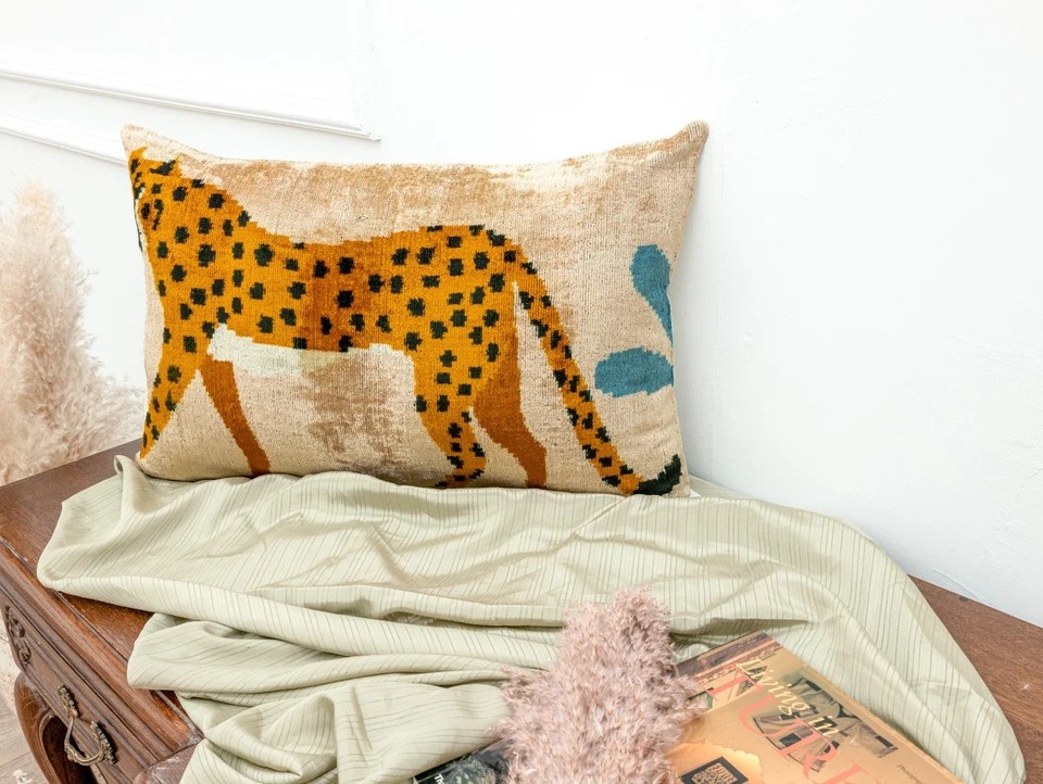 Boho Safari шелковая бархатная поясничная подушка — чехол ручной работы Ikat Cheetah 16x24 дюйма - Изображение 2 из 4