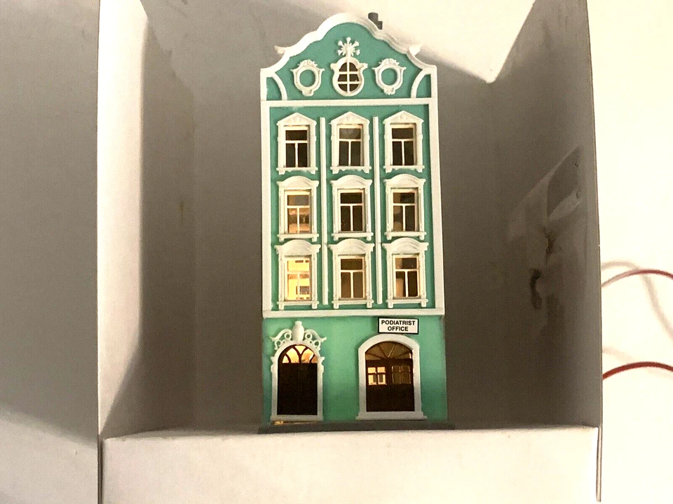 Model Power   BUILT UP BUILDING # 2578  Lighted wiht 2 Figures. N Scale NEW - Image 2 of 4