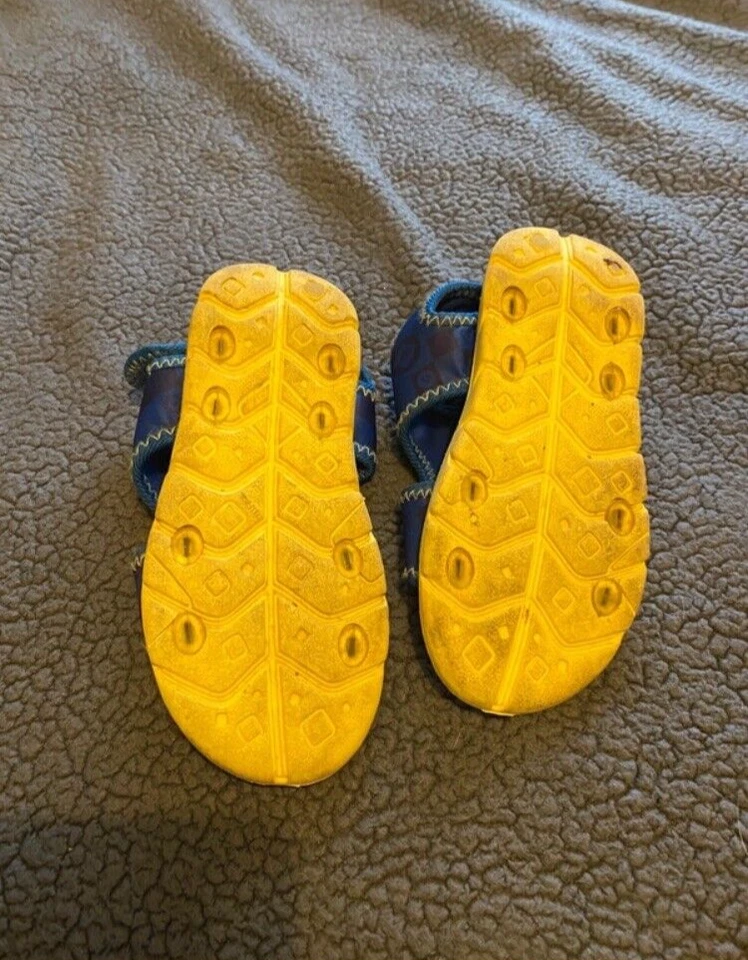 Sandalias Minion talla UK 11 niños Foto 3 de 4