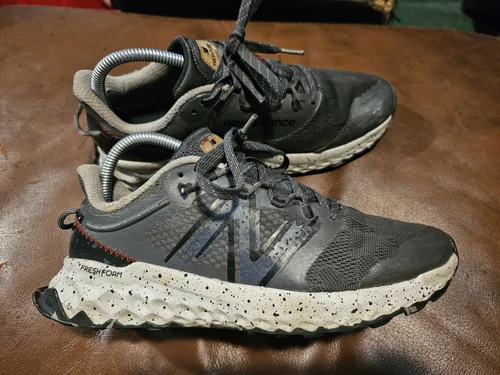 Scarpe New Balance Fresh Foam Garoé taglia 7 5 magnete grigio rosso trail running