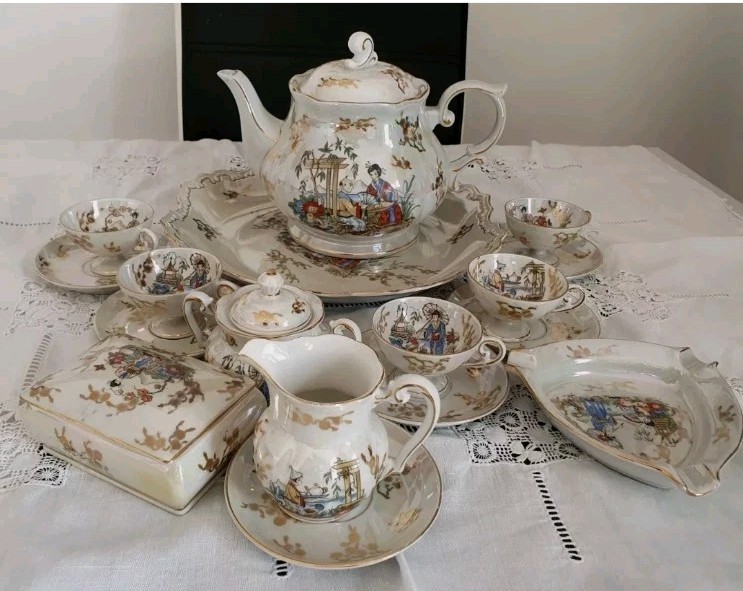 Service a café en porcelaine fine et motif japonais, le cadeau de mariage Oscar-Schegelmilch
