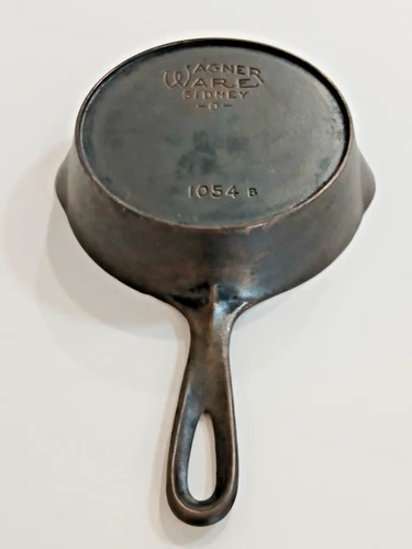 Wagner No. 4 Cast Iron Skillet w/ Heat Ring - Restored