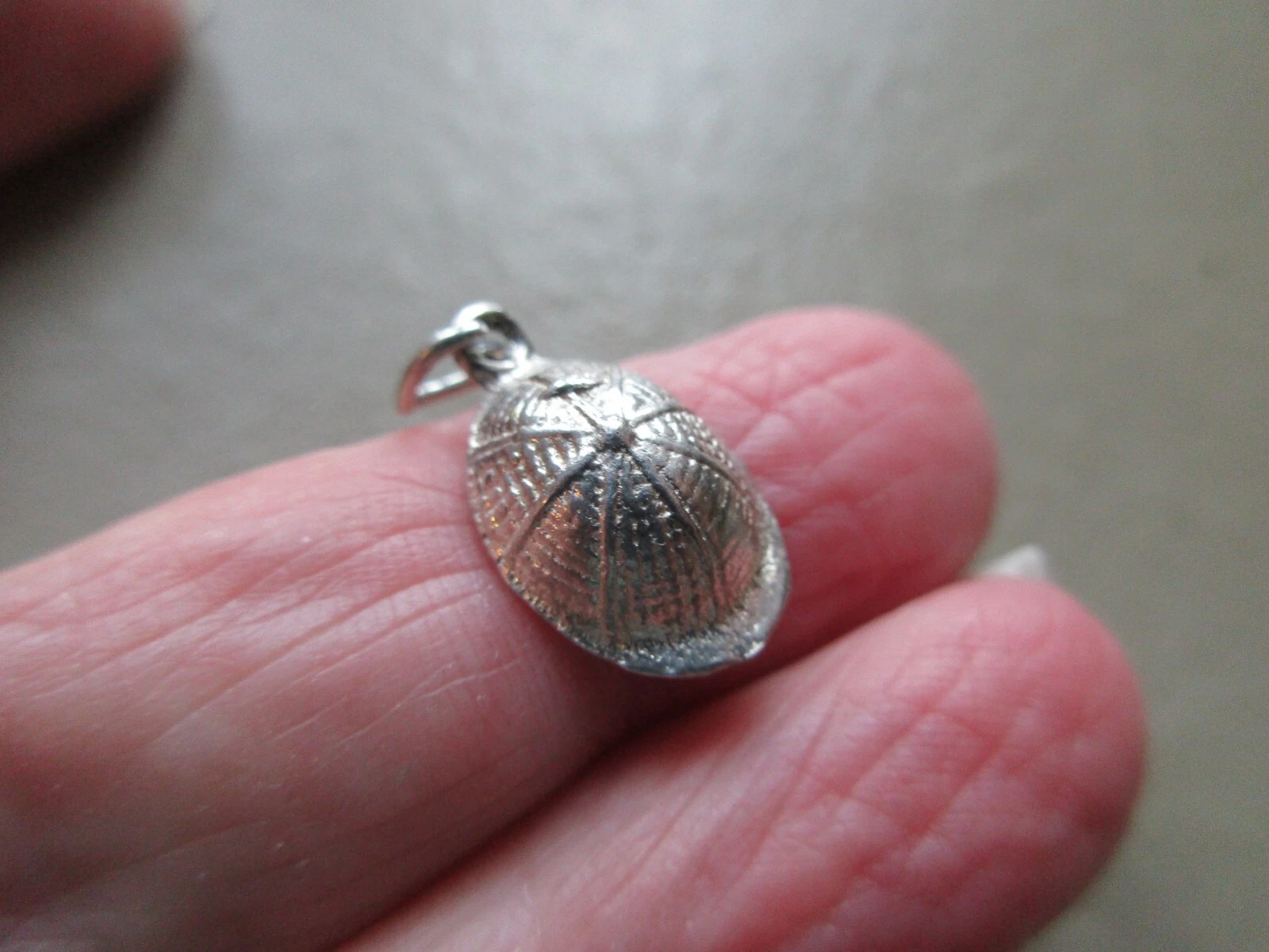VINTAGE STERLING SILVER SMALL HORSE RIDING HELMET JOCKEYS CAP FOB CHARM PENDANT