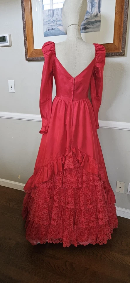 Vestido de graduación vintage de la Cruz Roja de los años 70 con corpiño y volantes. MKD talla 7/8 como en la foto Foto 2 de 4