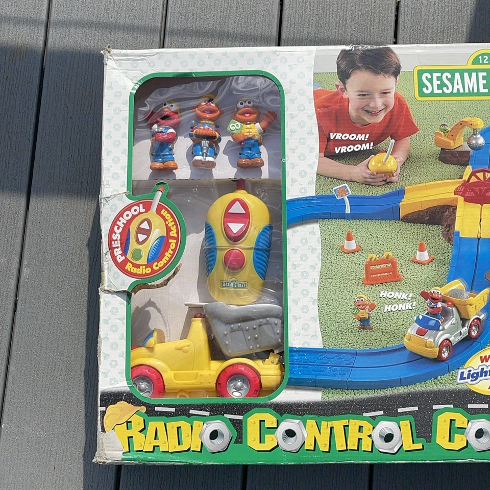 JUEGO DE CONSTRUCCIÓN RADIO CONTROL CALLE SÉSAMO FISHER PRICE DE COLECCIÓN 2000 Nuevo Foto 2 de 4