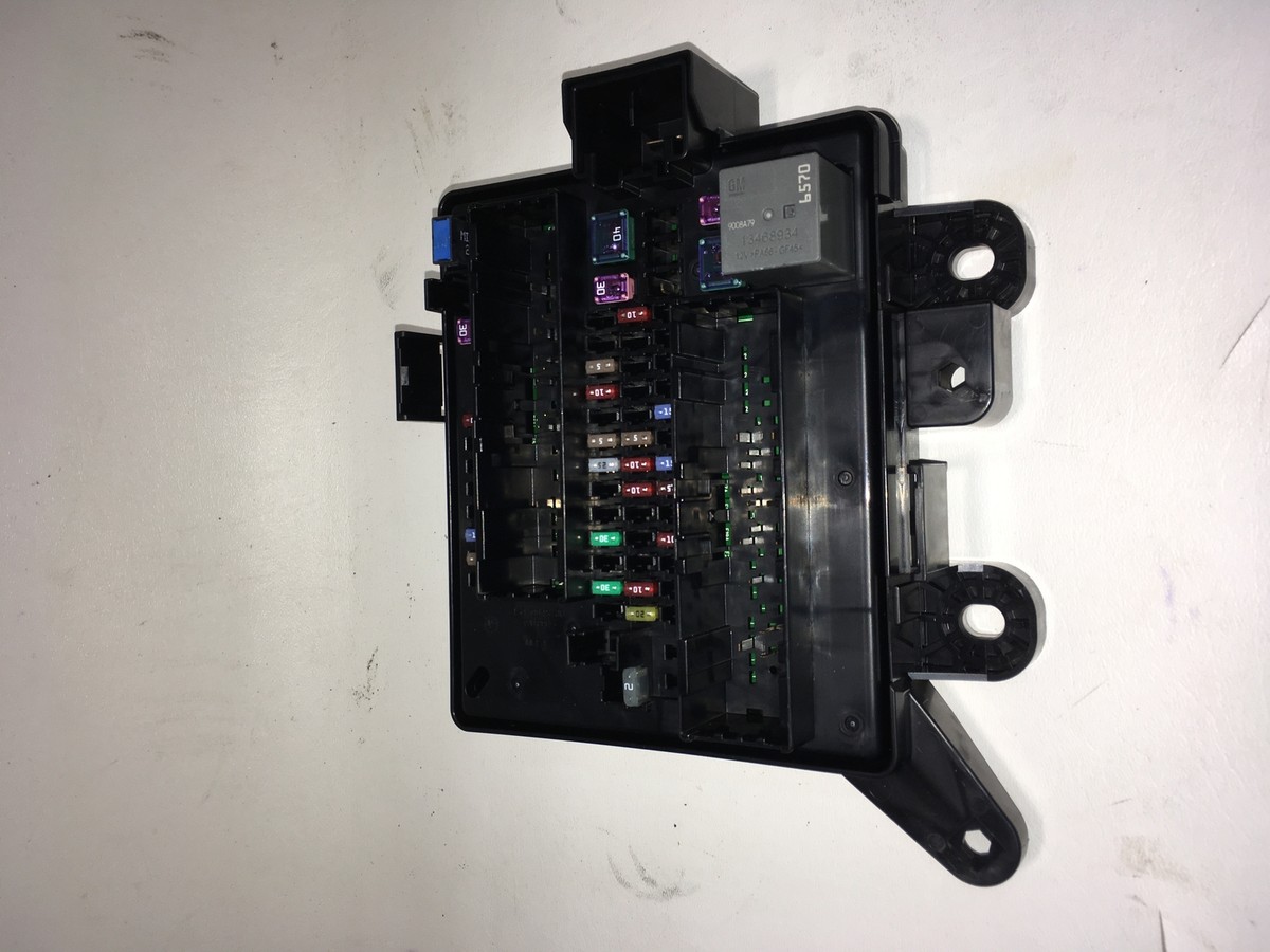 2016-2017 CAMARO TRUNK FUSE BLOCK VEHICLES W/O MEMORY SEATS