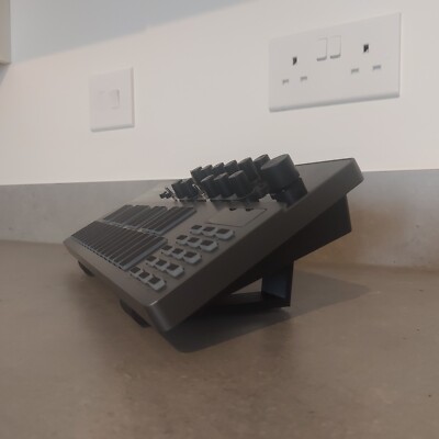 Donner Syn Bass Analog Synth und Sequenzer Destop Tabletop Ständer Anzug Korg etc.