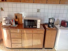 meubles cuisine vintage avec éléments hauts ,formica en façade et paroi 