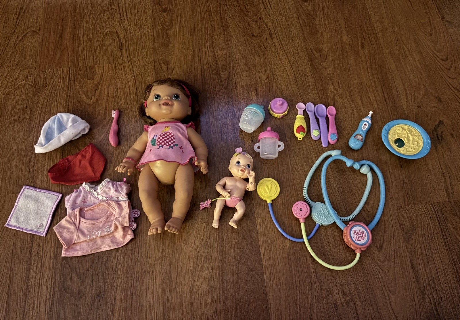 Hasbro 2010 Baby Alive IN WORKING CONDITION w/ accessories