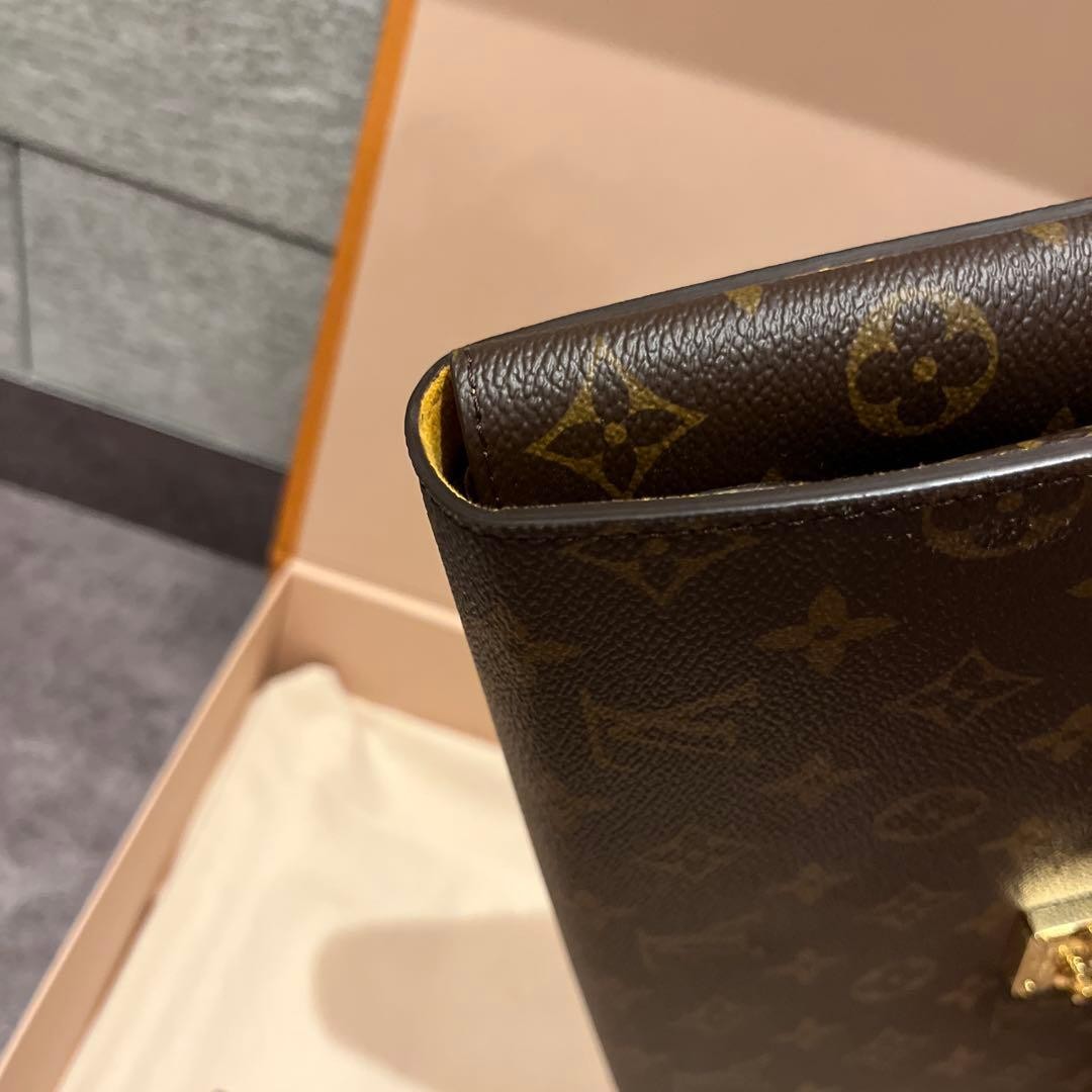Louis Vuitton LV Monogram Folder Mark - image 15