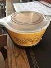 Pyrex No. 4731  Old Orchard fruits 1 qt round casserole dish w/ lid and holder