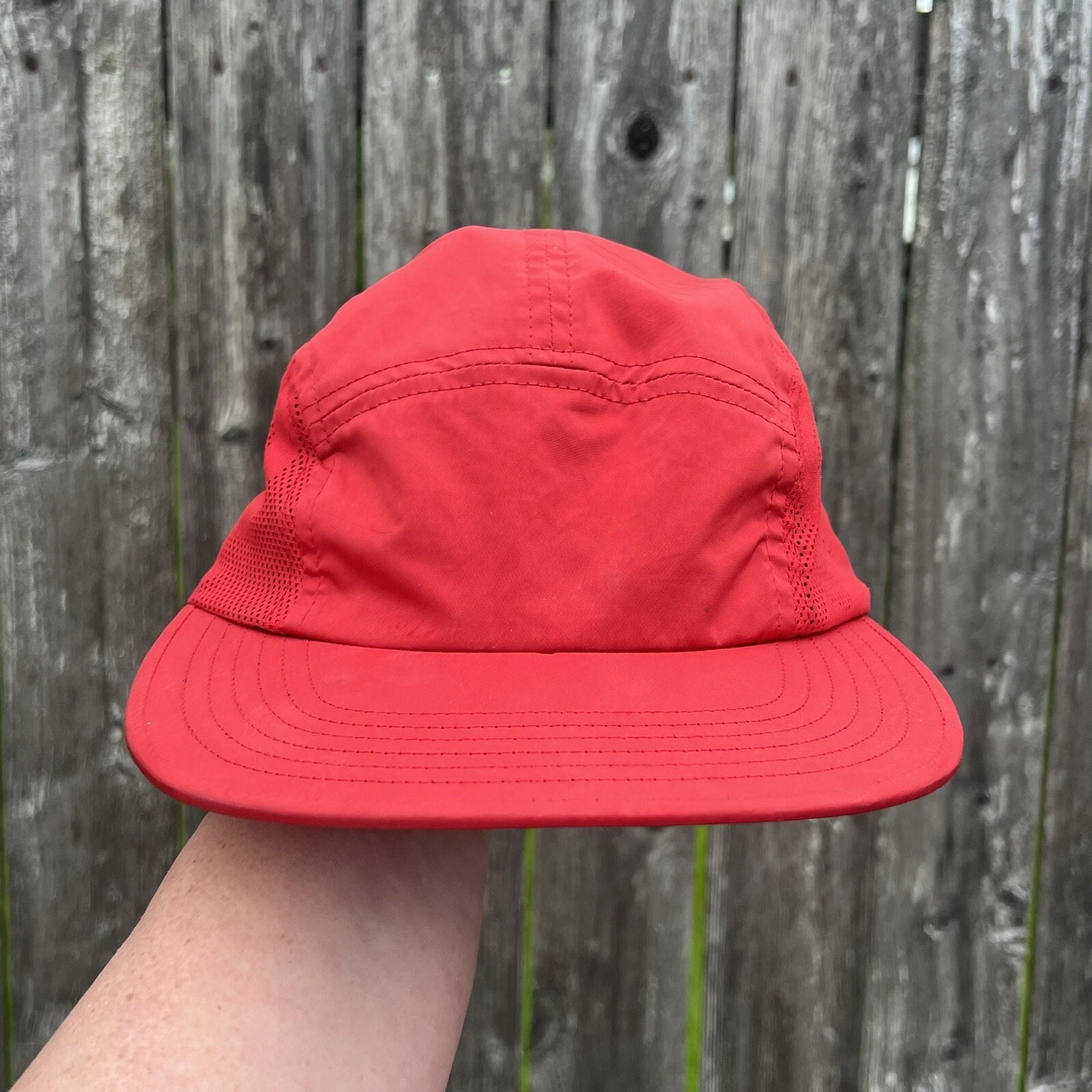 Logo côté casquette de camp rouge Supreme