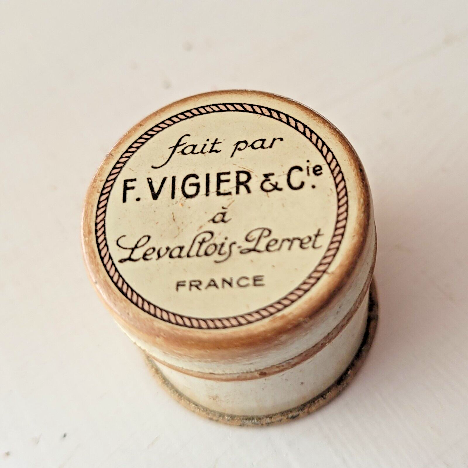 Boîte Ancienne AU LOUVRE Pour Poupée 30-33 Cm - Carton - France Circa 1900 - État Correct