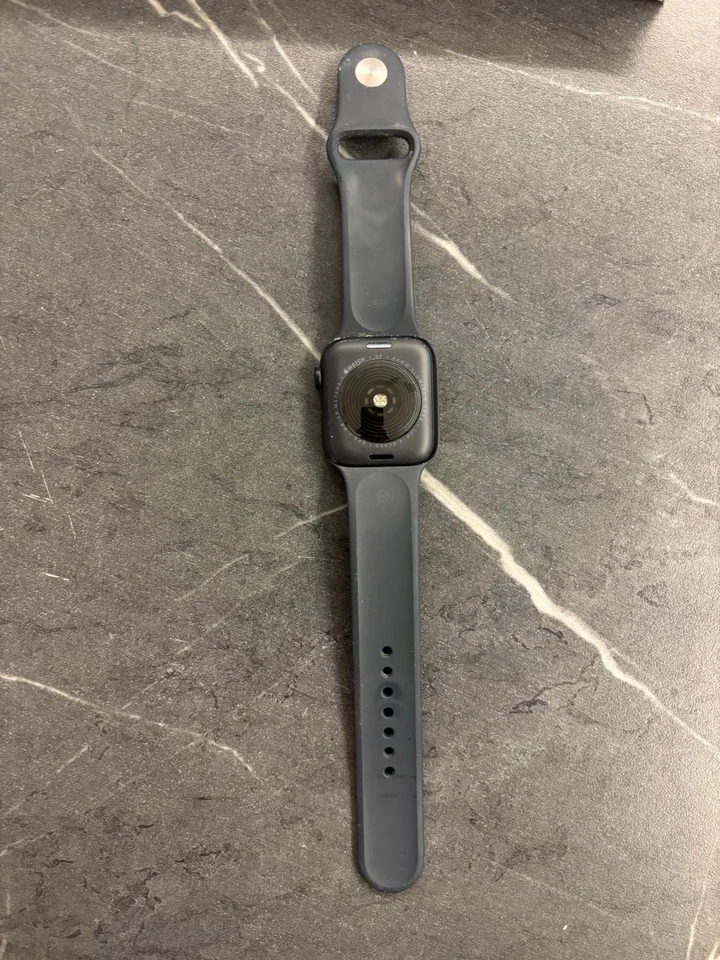 Apple Watch SE (2a Gen) 44mm Cassa Alluminio Mezzanotte - Cinturino Gomma Nero - Immagine 3 di 4