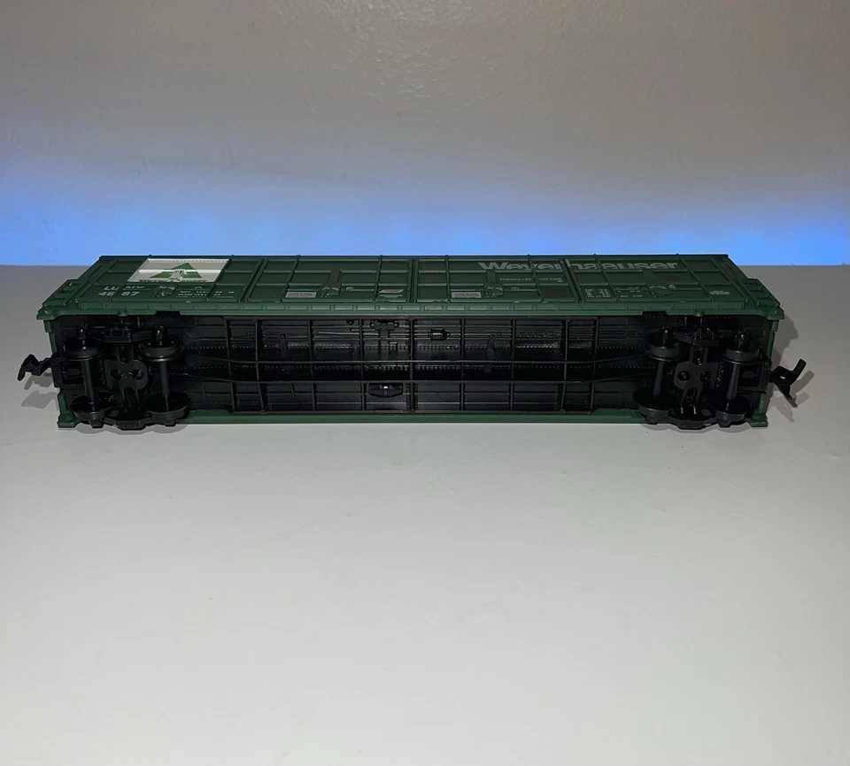 Life-Like HO Scale Weyerhaeuser Lunx 4687 Thrall Door Boxcar #08985 - Image 4 of 4