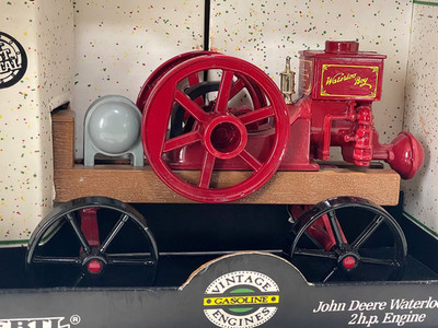 VTG Ertl John Deer Waterloo Boy Classic Engine 1/8 Scale w/Box