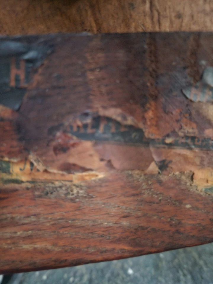 Silla antigua con cuero trabajado Foto 4 de 4