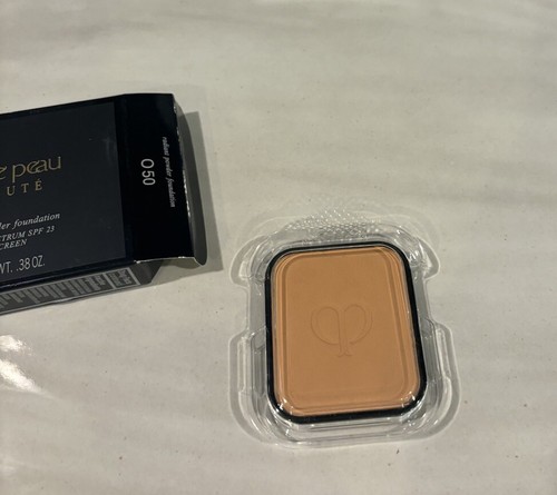 Cle De Peau Radiant Powder Foundation SPF 23 Refill O50 ~ Size 11 g / 0.38 Oz. - 第 1/4 張圖片