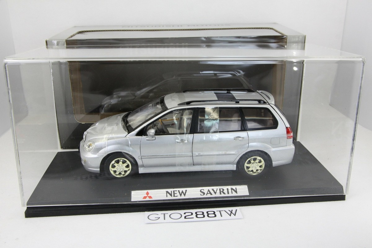 Dealer 1:18 Mitsubishi New Savrin MPV 2005(Nimbus/Grandis