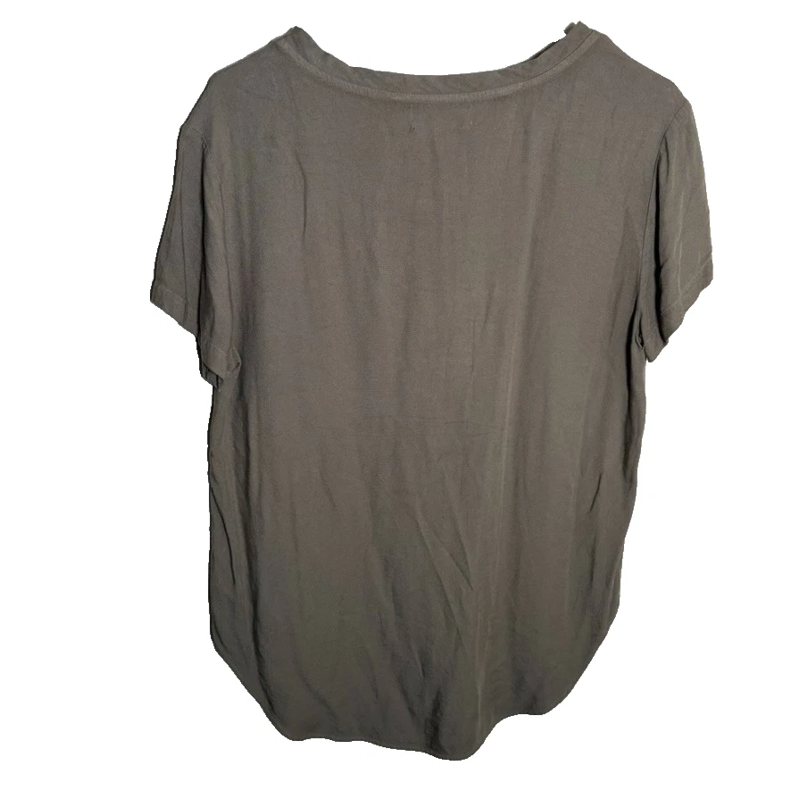 Camiseta para mujer Cloth & Stone pequeña marrón cuello en V manga corta lisa Foto 2 de 4