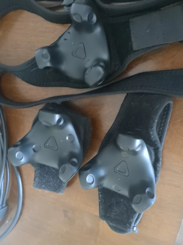 HTC Vive 3.0 Tracker + Straps + Dongles  - Image 3 of 4