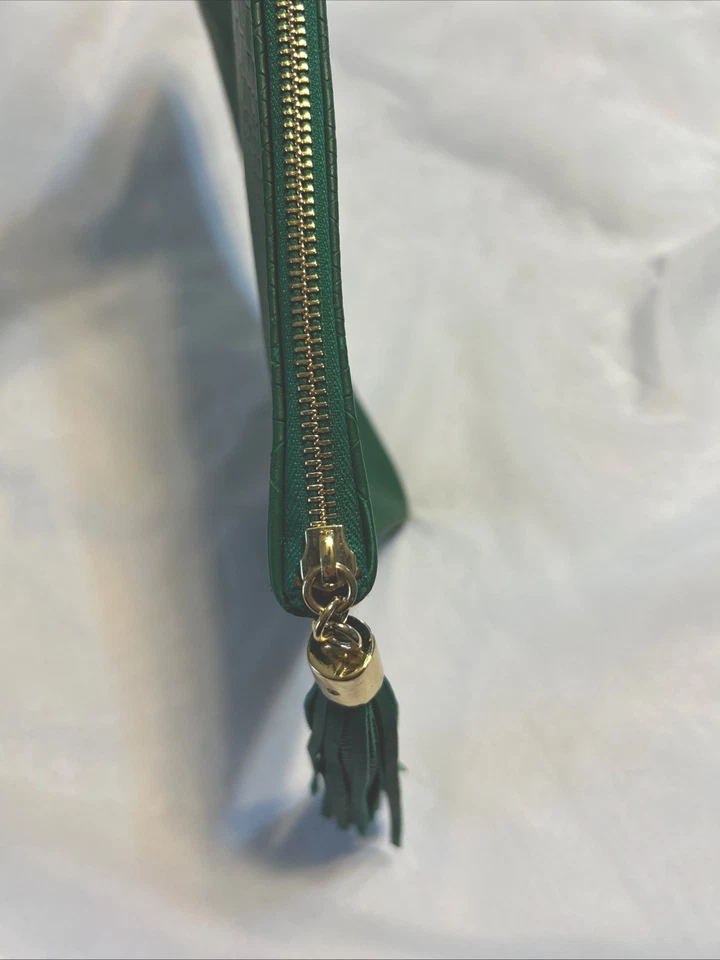 Bolso sin asas Gigi New York Kelly verde pitón en relieve color dorado cremallera 13”x9” borla Foto 3 de 4