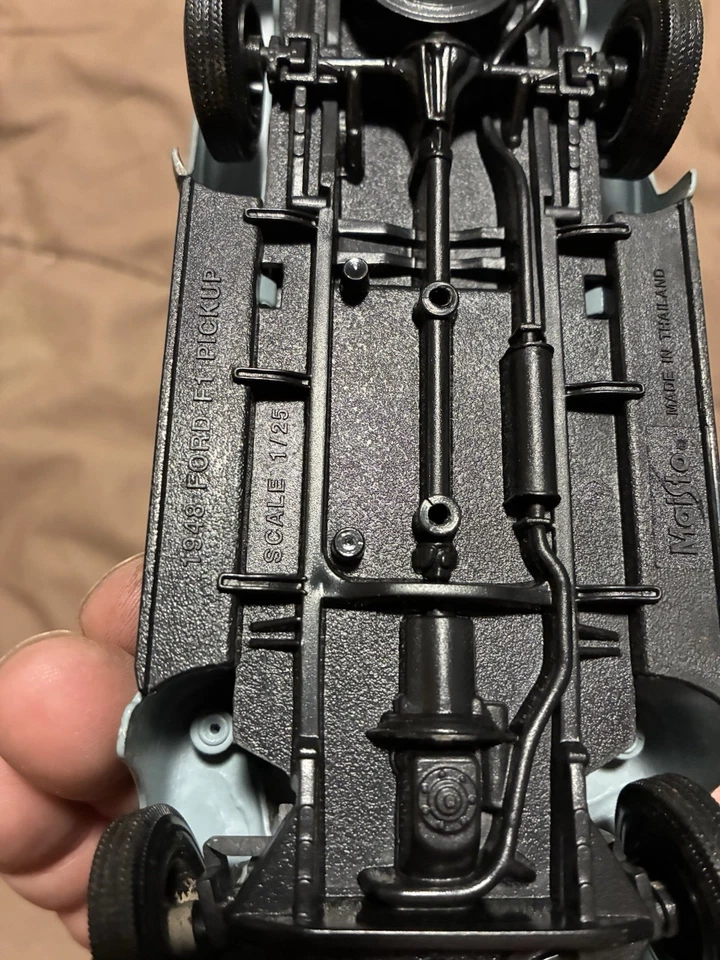 Camioneta Ford F-1 1948 gris fundido a presión Maisto 1:24 31935 Foto 2 de 2