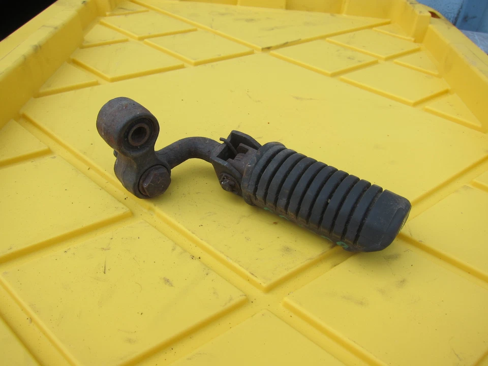 Suzuki GS1000G 1980 OEM REPOSAPIÉS DELANTERO DERECHO CLAVIJA PASO A PASO Foto 3 de 4