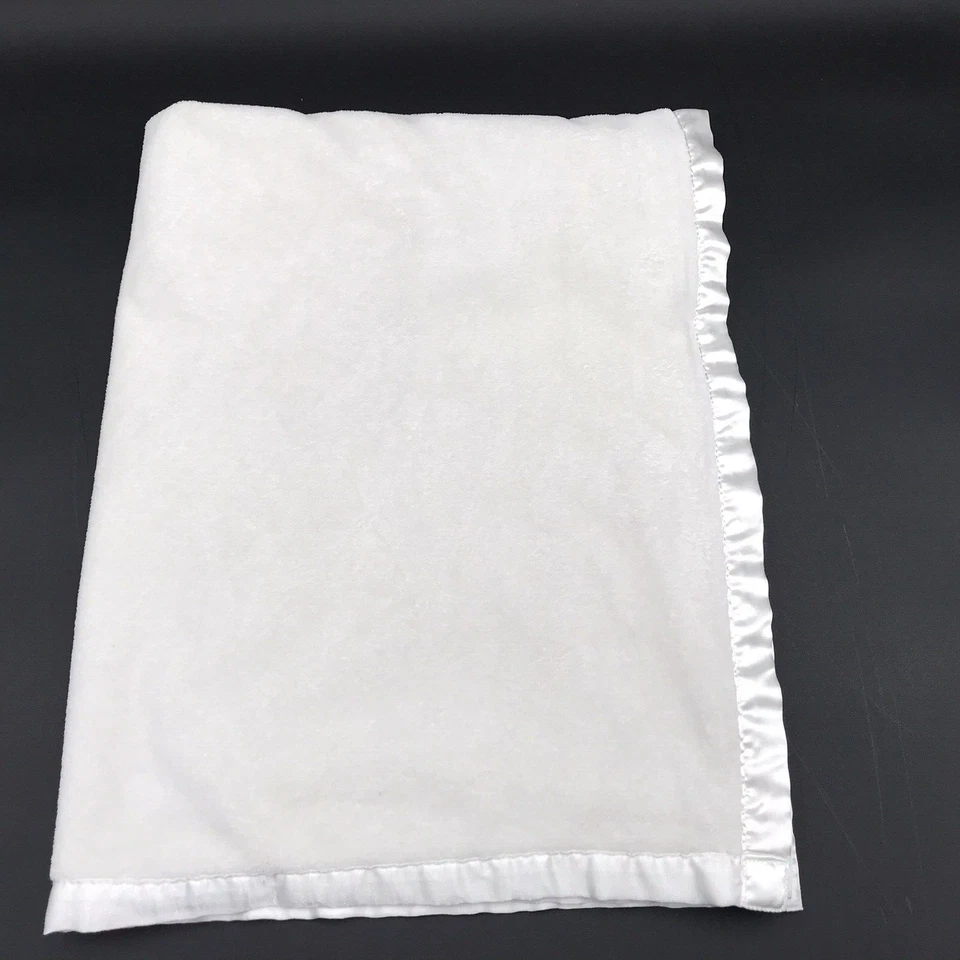 Детское одеяло Little Me с атласной отделкой белое плюшевое - Изображение 2 из 4