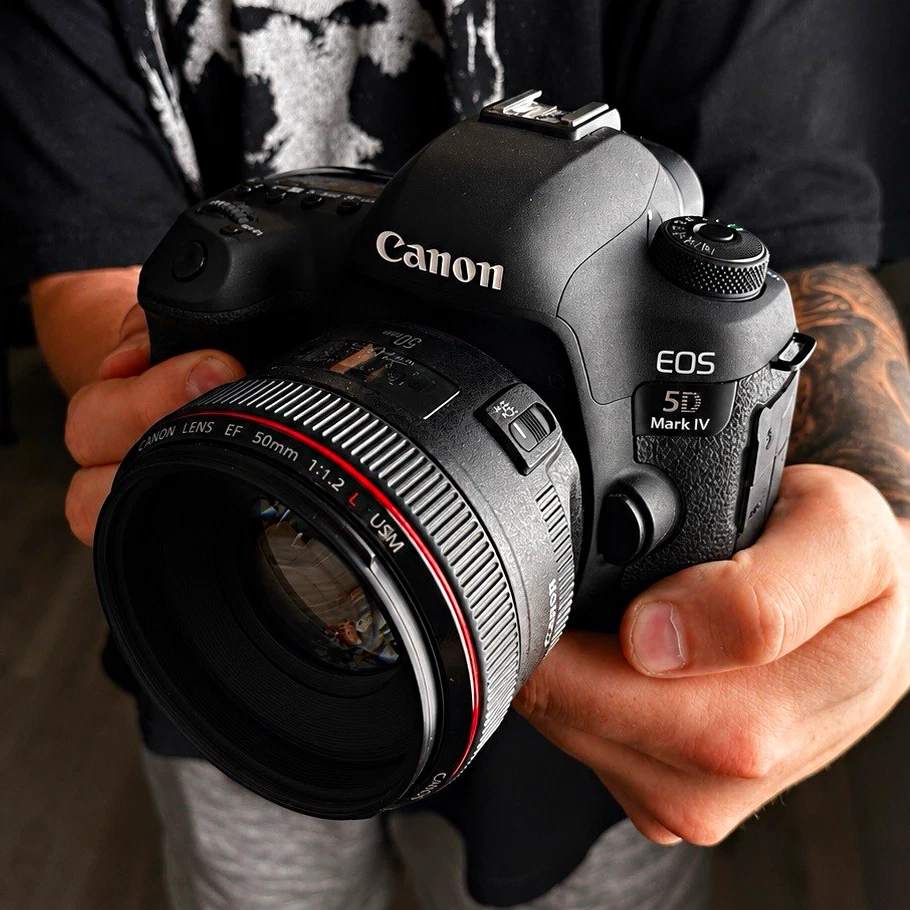 Canon EOS 5D Mark IV Digital Cameras with Interchangeable Lenses