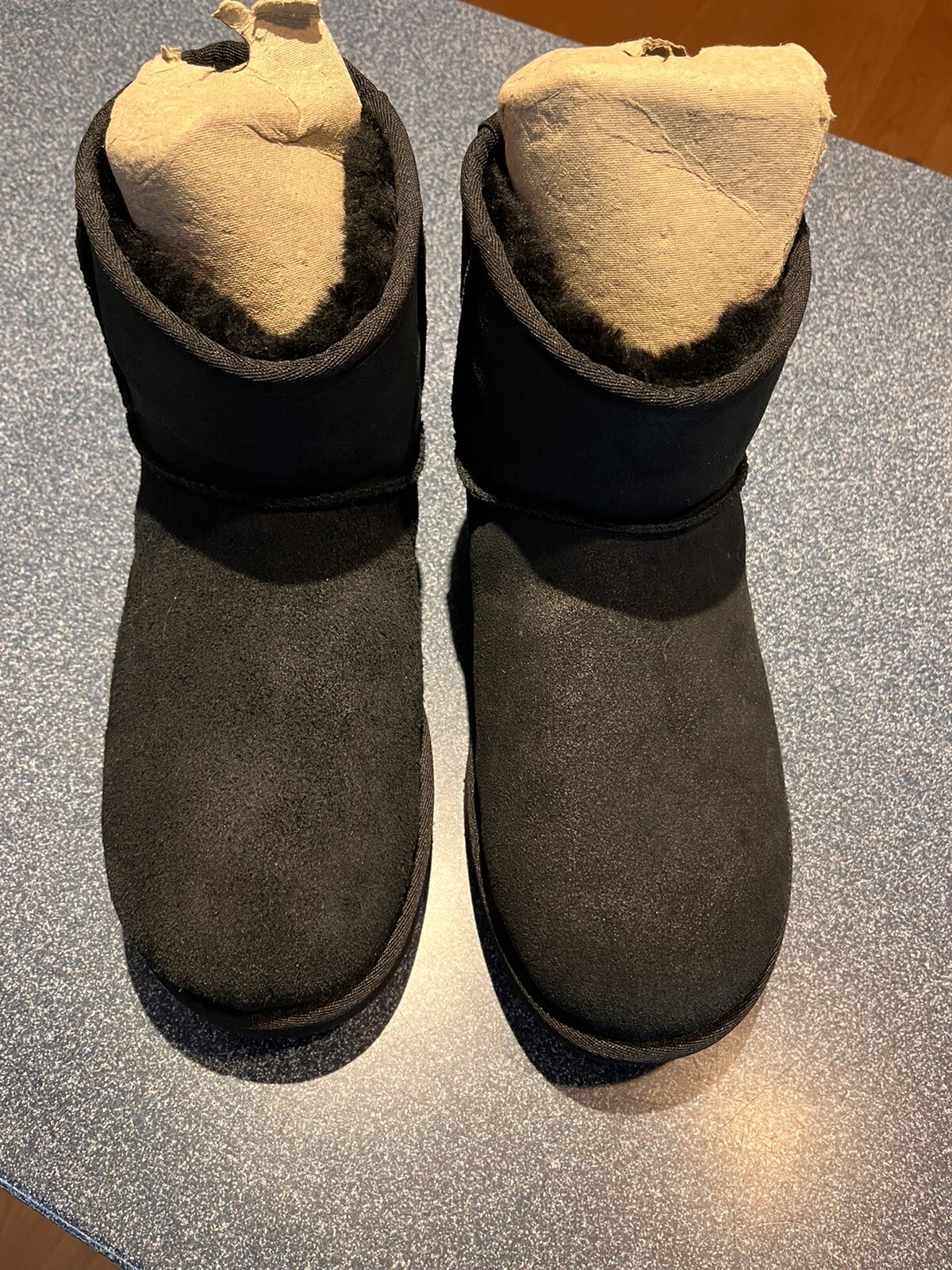 Mini Botas Cortas para Mujer UGG Clásicas Talla 10 Tachonadas Negra Gamuza Piel de Oveja Sherpa