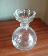 BEAUTIFUL VINTAGE ROUNDED GLASS SCENT PERFUME BOTTLE WITH FLOWER STOPPER