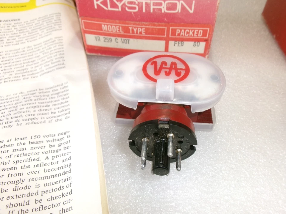 Nuevo stock antiguo Varian Klystron Tubes VA221B 9/1977 y VA259C WOT 2/1980 en cajas Foto 2 de 4