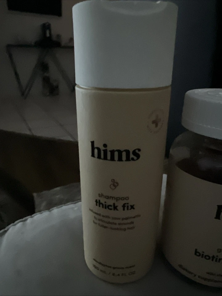 Paquete Him's Total Hair para apoyar el crecimiento del cabello champú + paquete de 2 vitaminas gomosas Foto 4 de 4