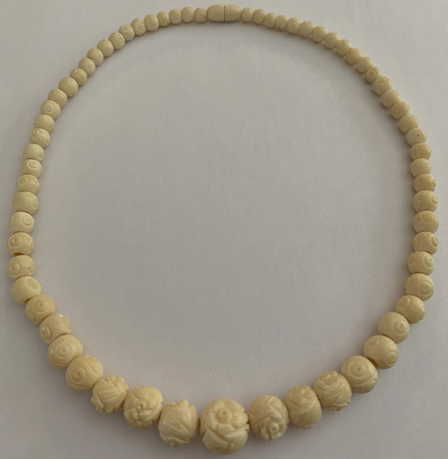 OFF WHITE Collana girocollo vintage con perline floreali in celluliodo intagliato bianco sporco