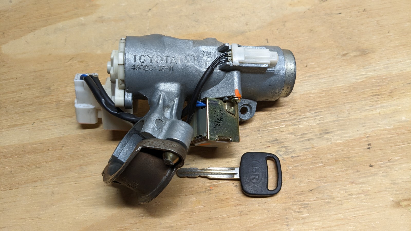 19982002 TOYOTA COROLLA IGNITION LOCK CYLINDER W/ KEY OEM, 450201211