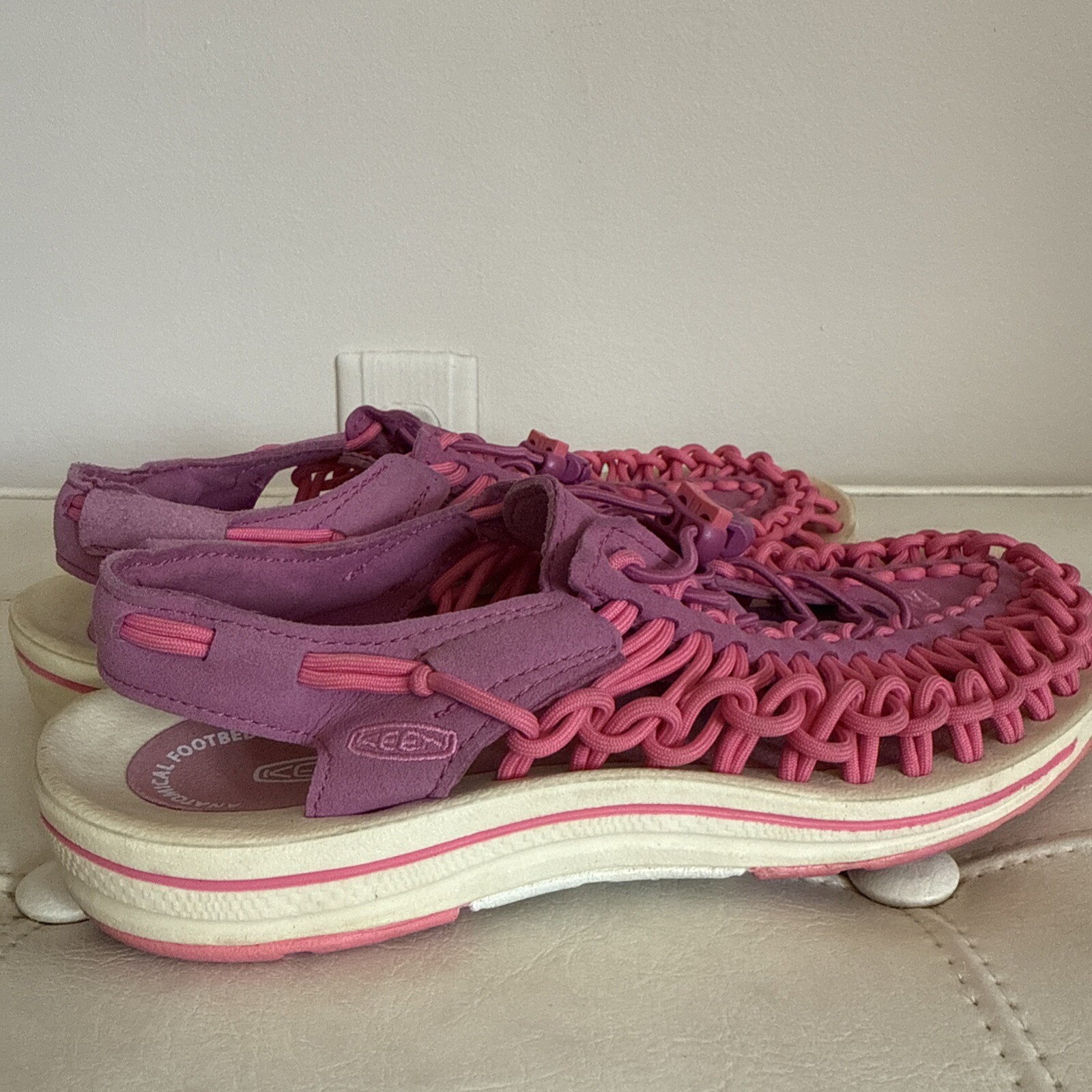 Sandali sportivi Keen Uneek donna taglia 7 5 cinturino alla caviglia coulisse rosa scarpe usati in ottime condizioni