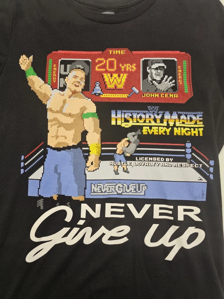 Camiseta John Cena WWE 20 Años Talla Mediana Never Give Up Pixel Negra Gráfica Foto 2 de 4