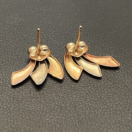 Vintage 1980s JCM 14K Muti Toned Gold Diamond Etched Modernist Fan Stud Earrings - Picture 5 of 12