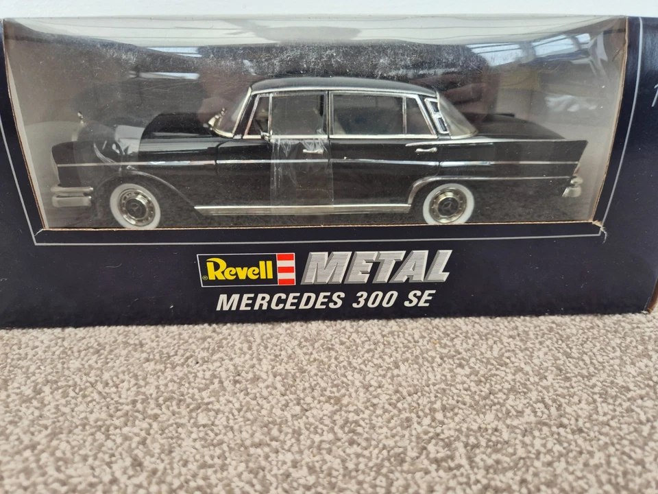 1/18 REVELL CLASSIC BLACK MERCEDES BENZ 300SE DIECAST CAR 08910 BOXED SPECIAL - Image 2 of 4