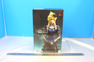 SQUARE ENIX FINAL FANTASY VII CLOUD STRIFE DRESS Ver. PLAY ARTS