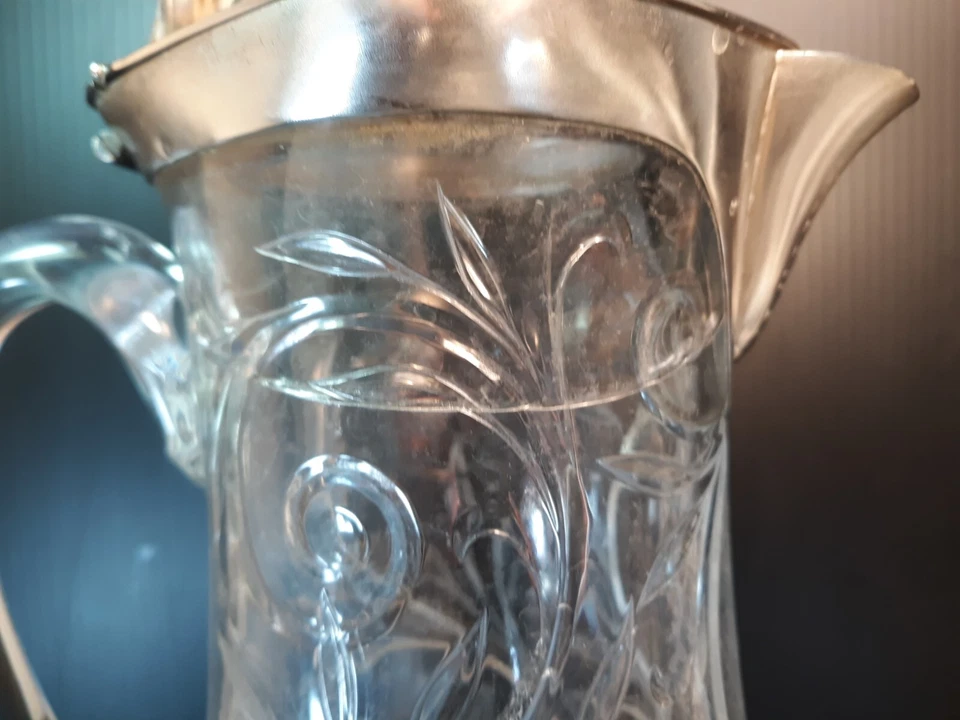 Antigua jarra Claret de vidrio y plata de ley montura cresta baronial francesa culpable Foto 2 de 4