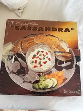 VINTAGE 1960'S CRYSTAL CLEAR "CASSANDRA" CHIP AND DIP TRAY