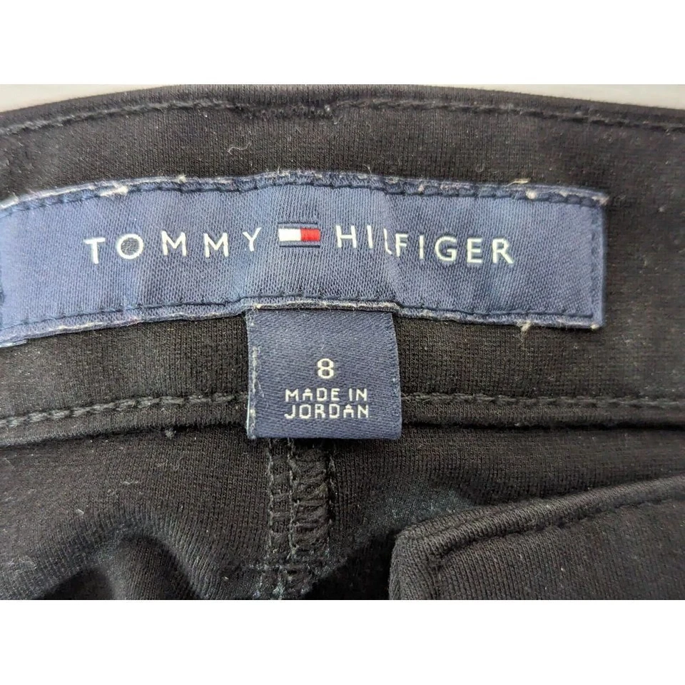 Calça chino preta Tommy Hilfiger frente plana elástica casual feminina 8 J02KZ255 - Imagem 2 de 4